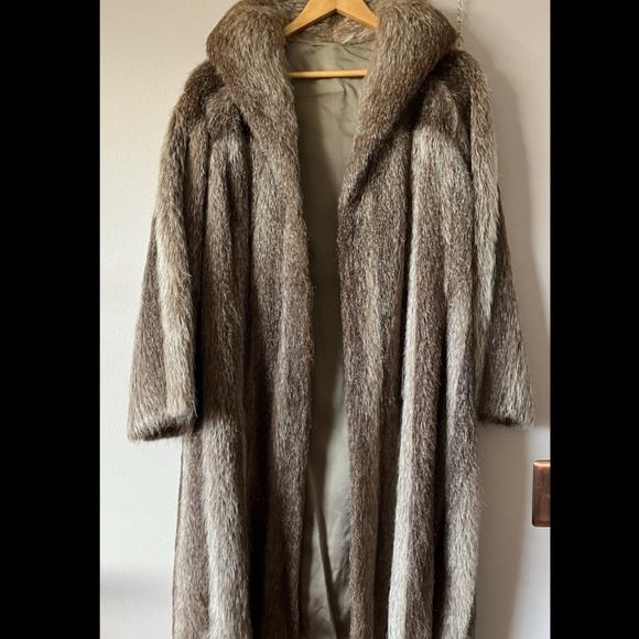 Full Length Bell Sleeved Fur Coat - Picture 12 of 13